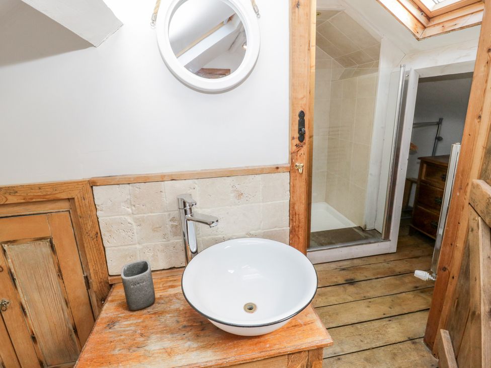 A bathroom with a sink and shower at Studio Bach in Beaumaris