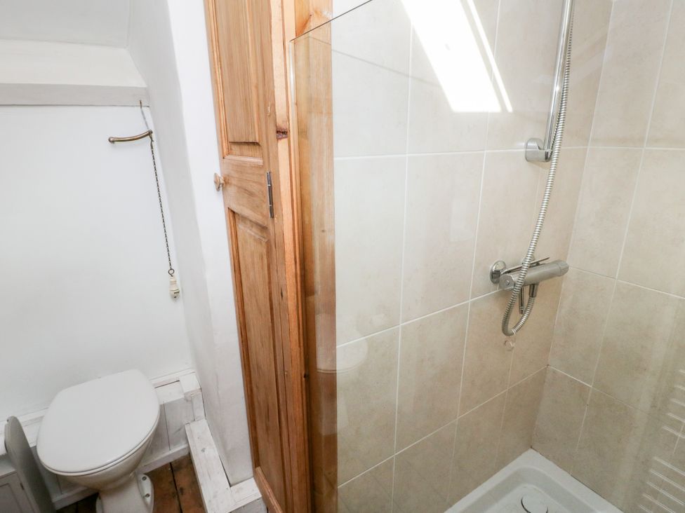 A bathroom with a shower and toilet at Studio Bach Beaumaris