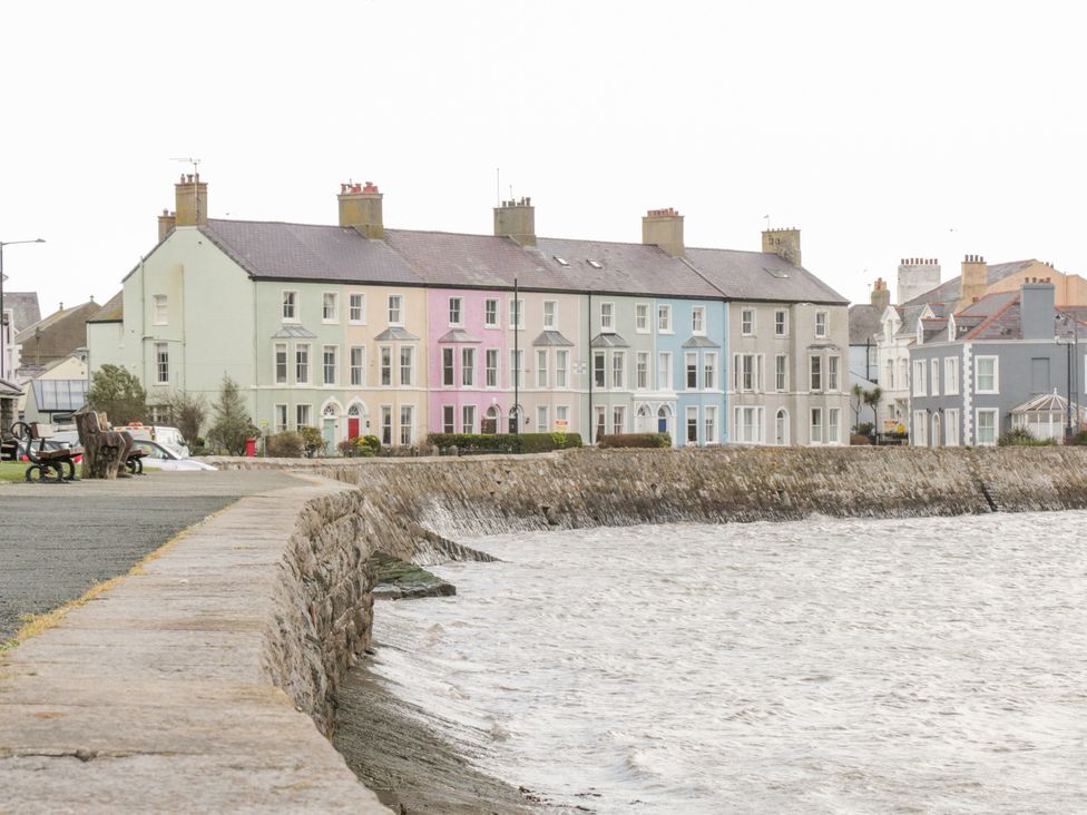 A row of colorful houses by the water at Studio Bach in Beaumaris