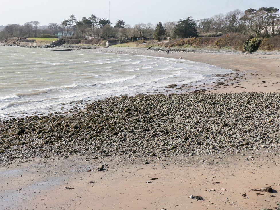A beach with rocks and water at Studio Bach in Beaumaris