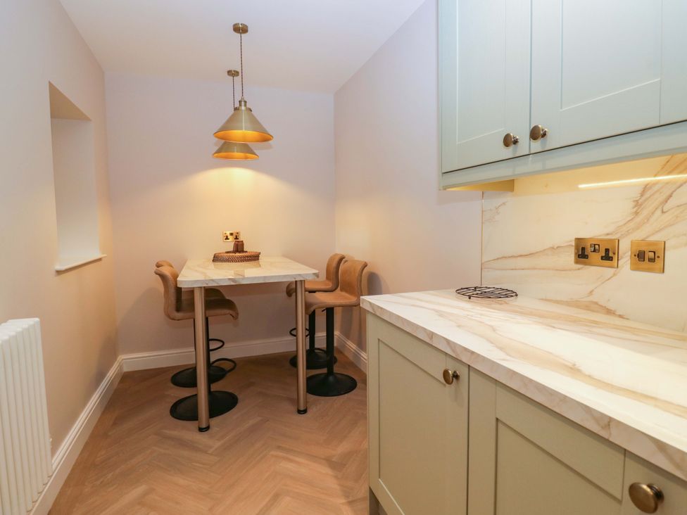 A dining room with a table and chairs at Flat 5 Caxton House Windermere