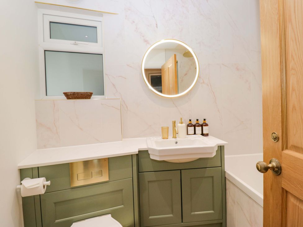 A bathroom with sink, toilet, and bathtub at Flat 5 Caxton House in Windermere
