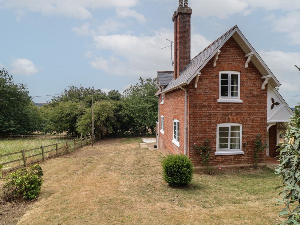 A house with a garden and fence at Casthorpe Lodge Cottage Barrowby