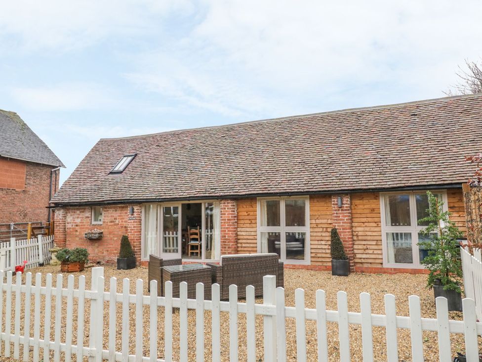 An outdoor area with a seating area and fence at Megs Cottage in Stratford-upon-Avon