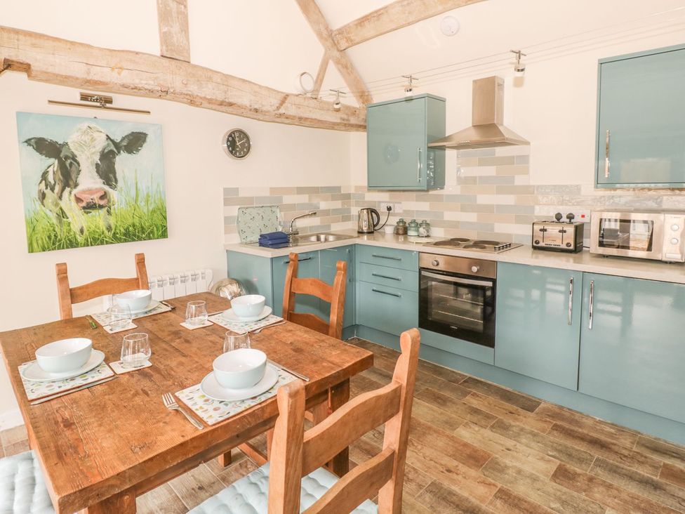 A kitchen with a dining table and chairs at Megs Cottage in Stratford-upon-Avon