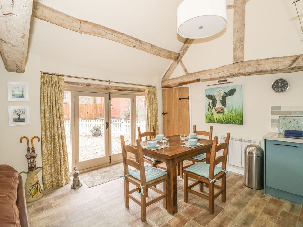 A dining room with a table and chairs at Megs Cottage in Stratford-upon-Avon