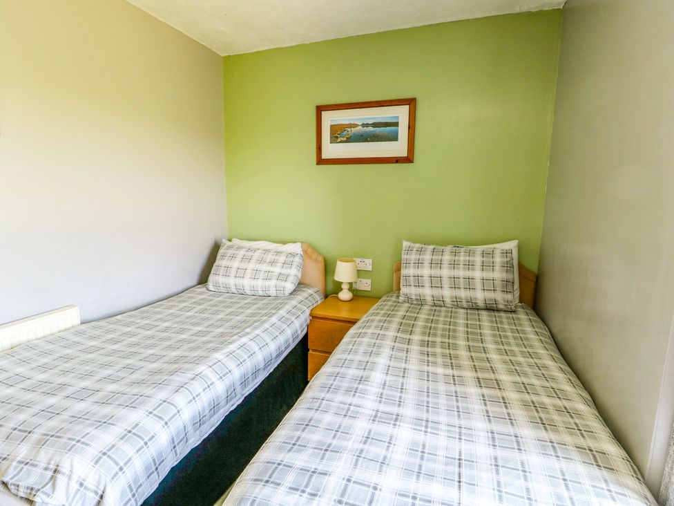 A bedroom with two single beds at Bodlasan Groes House in Llanfachraeth