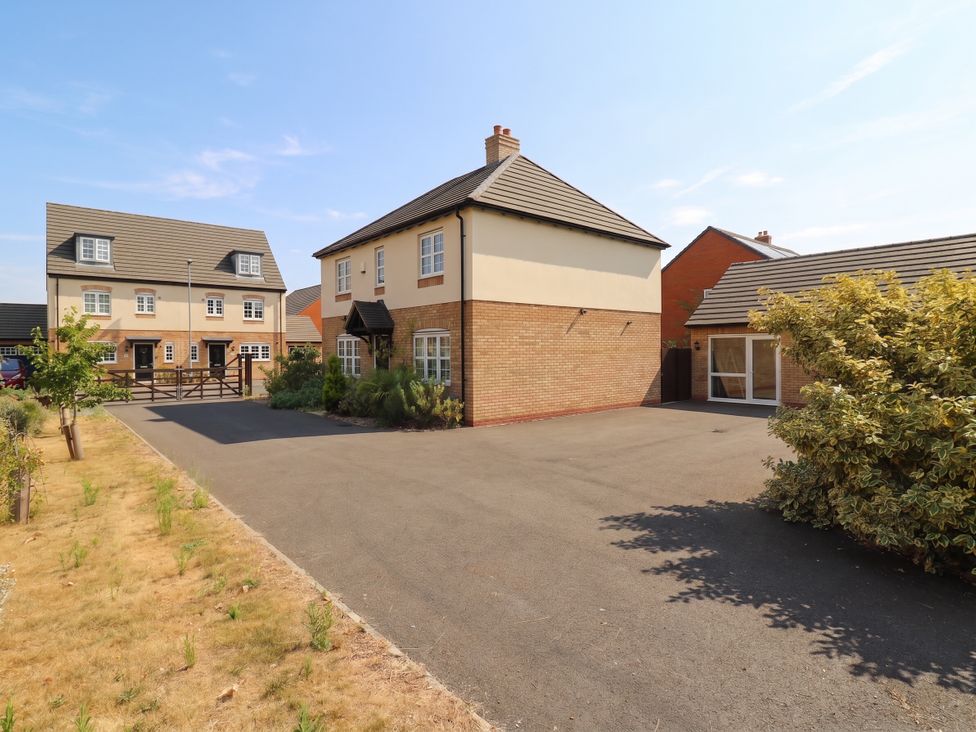 A view of multiple houses and a driveway at 2 Clarke Close in Cottenham