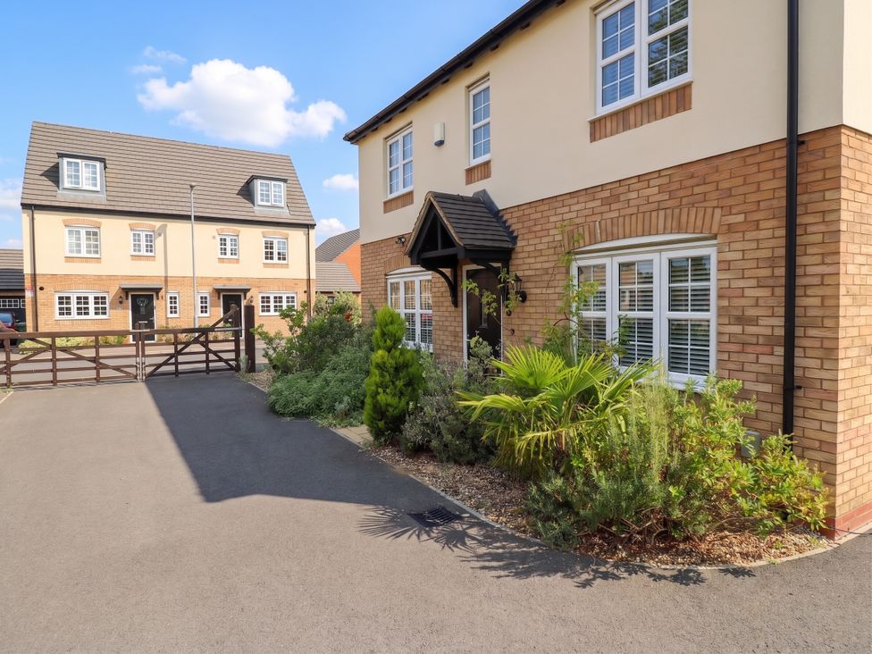 An outdoor view of houses and garden at 2 Clarke Close in Cottenham