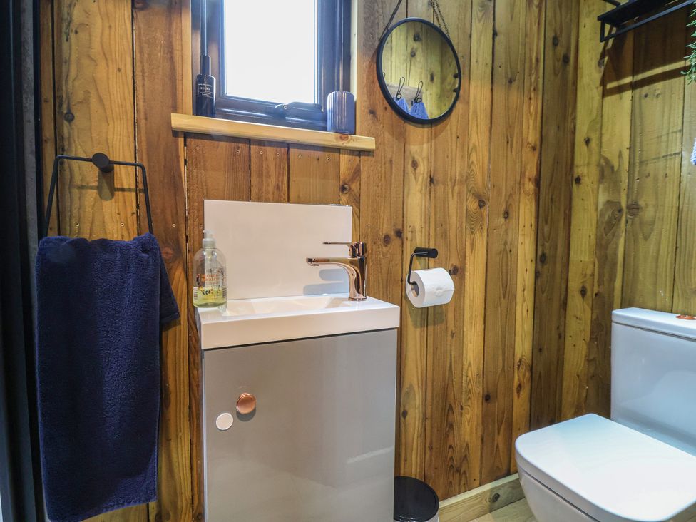 A bathroom with a washbasin and toilet at The Suffolk in Knutsford