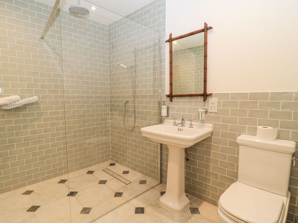 A bathroom with shower, wash basin and toilet at The Forge in Broadway near Stow-On-The-Wold