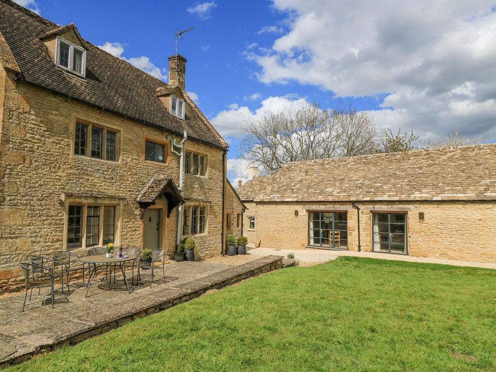 A house with a patio and garden at The Smithy Stow on the wold