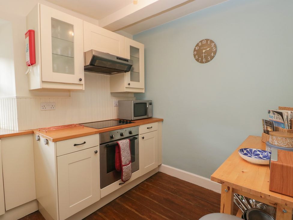 A kitchen with an oven and microwave at Flat 4 Tower House in Grange-Over-Sands