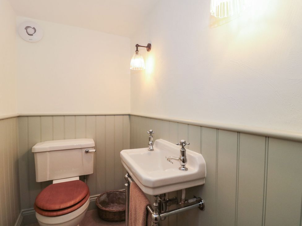 A bathroom with a toilet and sink at Manor Cottage in Carterton, Oxfordshire