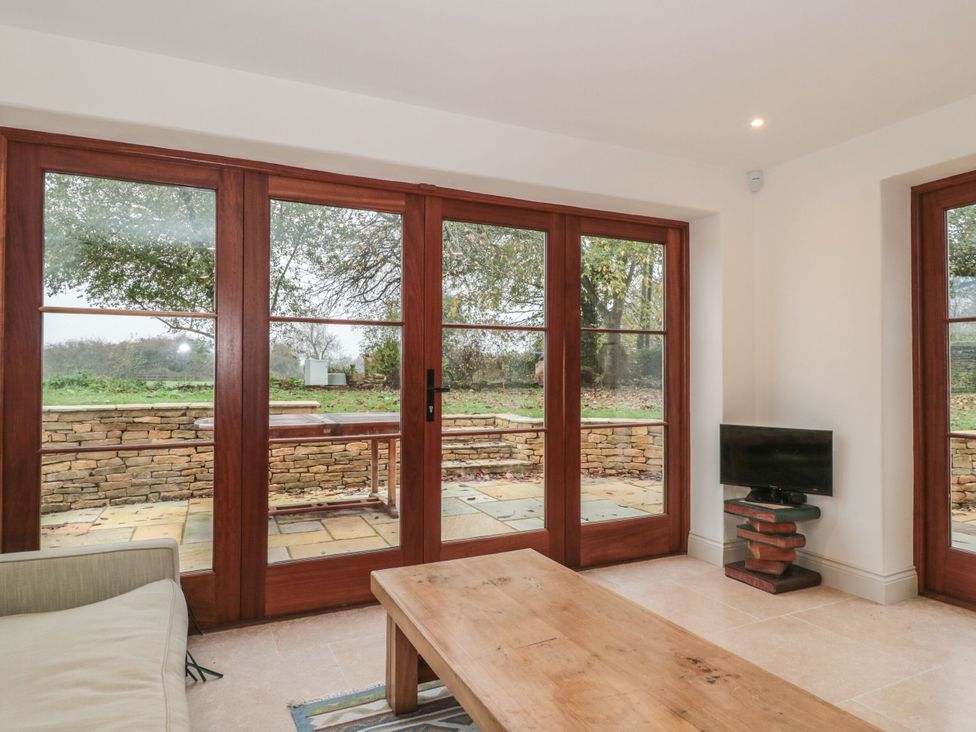 A snug with a coffee table and television at Manor Cottage Carterton, Oxfordshire