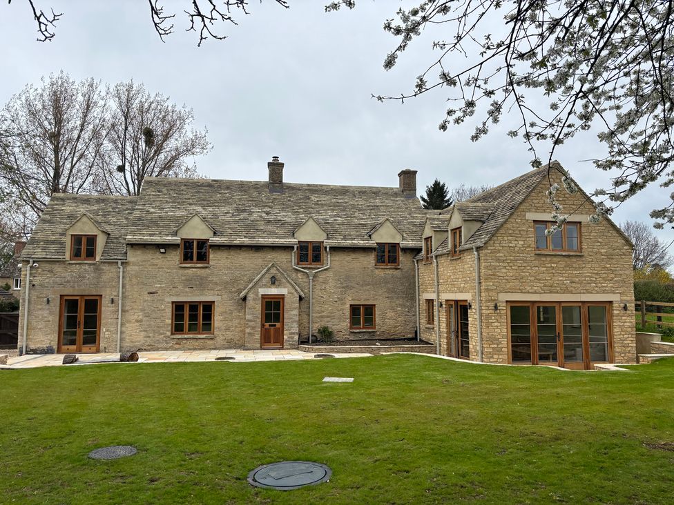 A house with garden and windows at Manor Cottage in Bampton, Oxfordshire