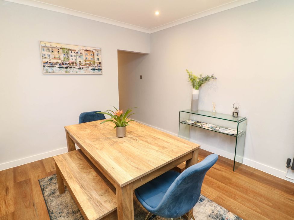 A dining room with a table and chairs at 11 Regent Street in Melton Mowbray