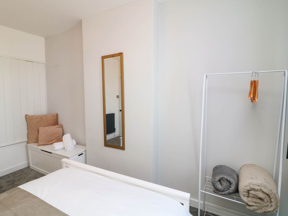 A bedroom with a bed and storage box at 11 Regent Street in Melton Mowbray