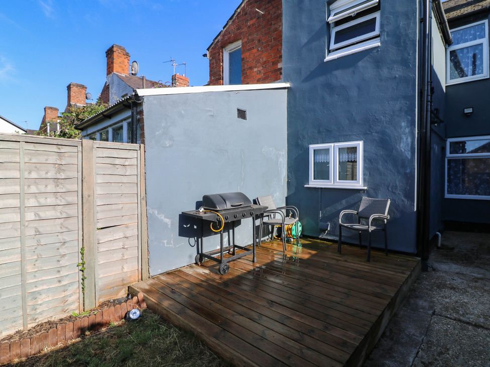 A garden with a grill and seating at 11 Regent Street in Melton Mowbray
