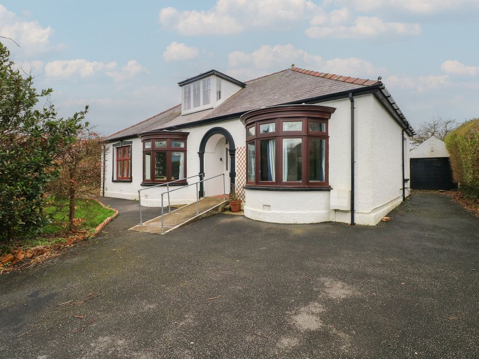 A house with a parking area at Kenvor in Newport, Pembrokeshire