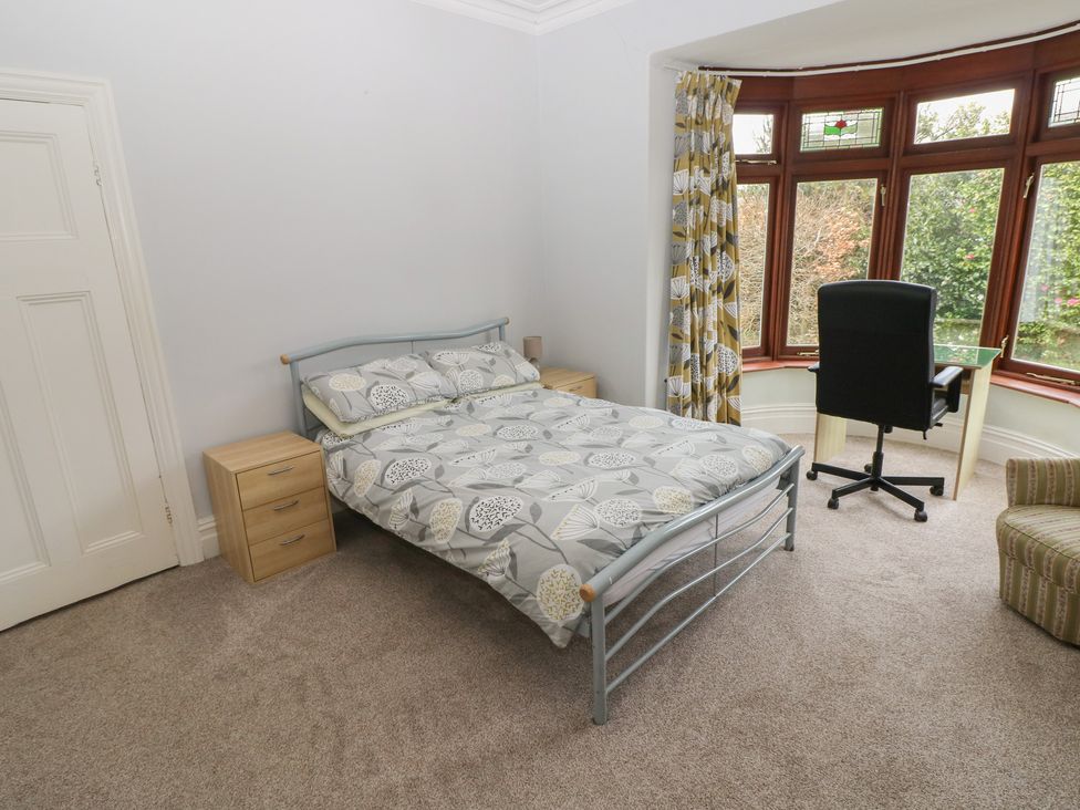 A bedroom with a bed and desk in Kenvor Newport, Pembrokeshire