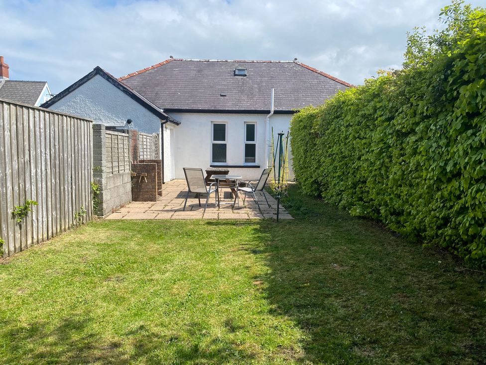 A garden with patio furniture and fence at Kenvor Newport, Pembrokeshire
