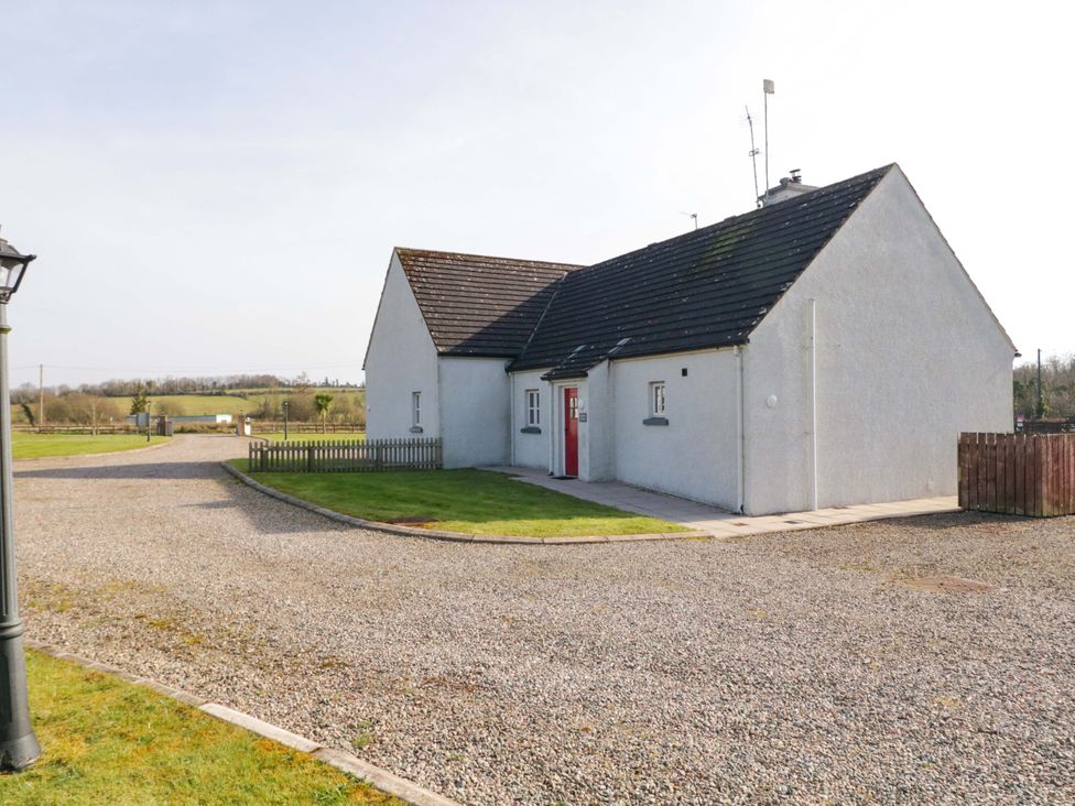 A house with a gravel driveway at Innishore Cottage