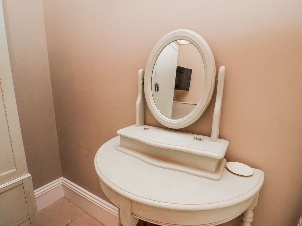 A vanity table with a mirror in a dressing room at Ingleside Cottage Whitby