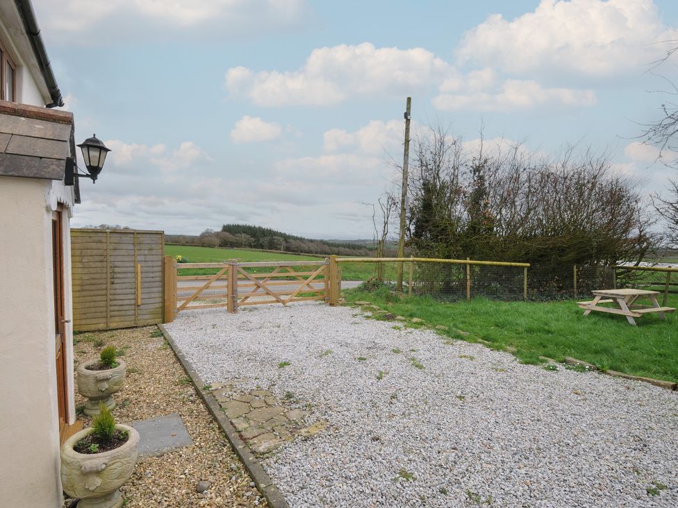 An outdoor area with gravel and a picnic bench at Little Blagdon in Ashwater