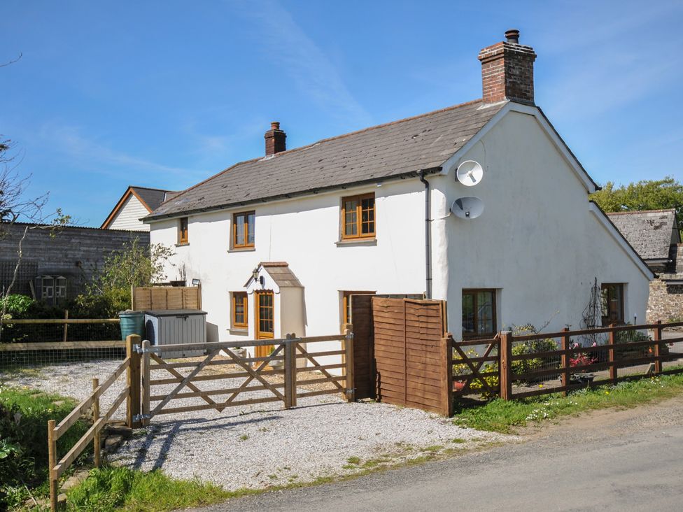A house with a fence and gravel driveway at Little Blagdon Ashwater