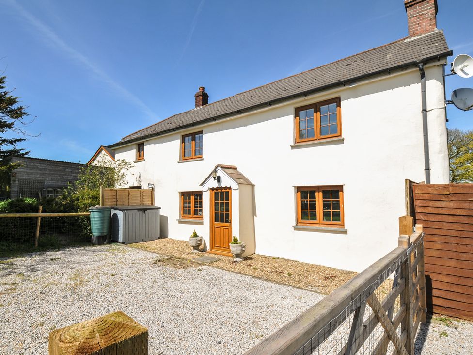 A house with gravel driveway and garden features at Little Blagdon in Ashwater