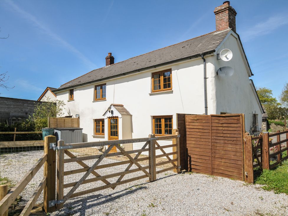 A house with a fence and gate at Little Blagdon in Ashwater