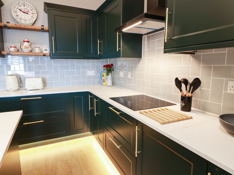 A kitchen with cabinets, kettle, and cooking hob at Flat 1 86 Gallowgate Street Largs