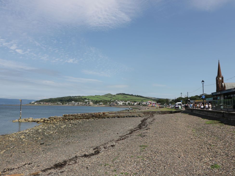 A beach area with rocky shore and buildings at Flat 1 86 Gallowgate Street Largs