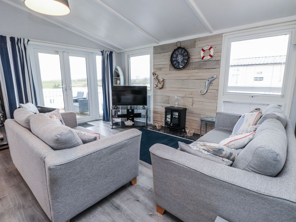 A living room with a sofa and TV at Lodge 134 near Bellech