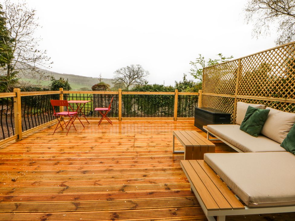 An outdoor area with seating and a table at Inglewood Bach in Conwy