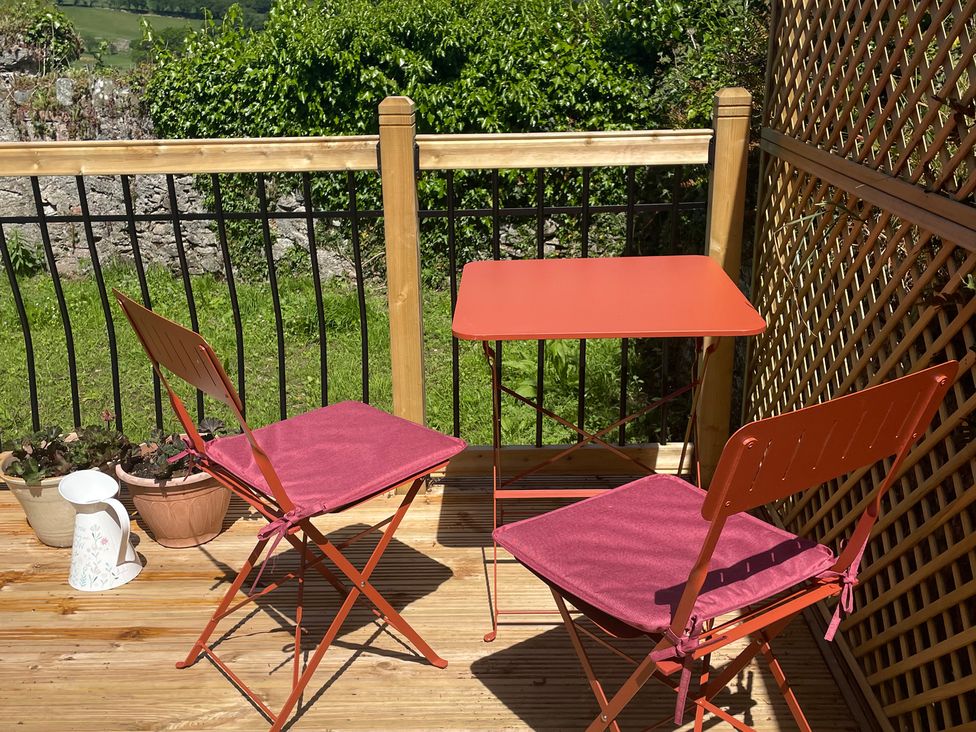 A balcony with table and chairs at Inglewood Bach in Conwy