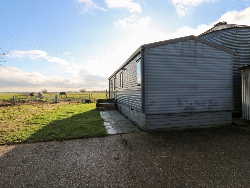 A mobile home next to a grassy area at Granada at Avalon Eco Farm, Cambridge