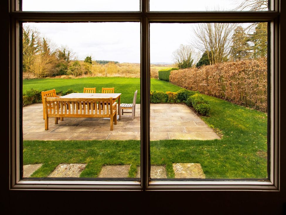 A garden view with a table and chairs at Gardeners Cottage Chipping Norton