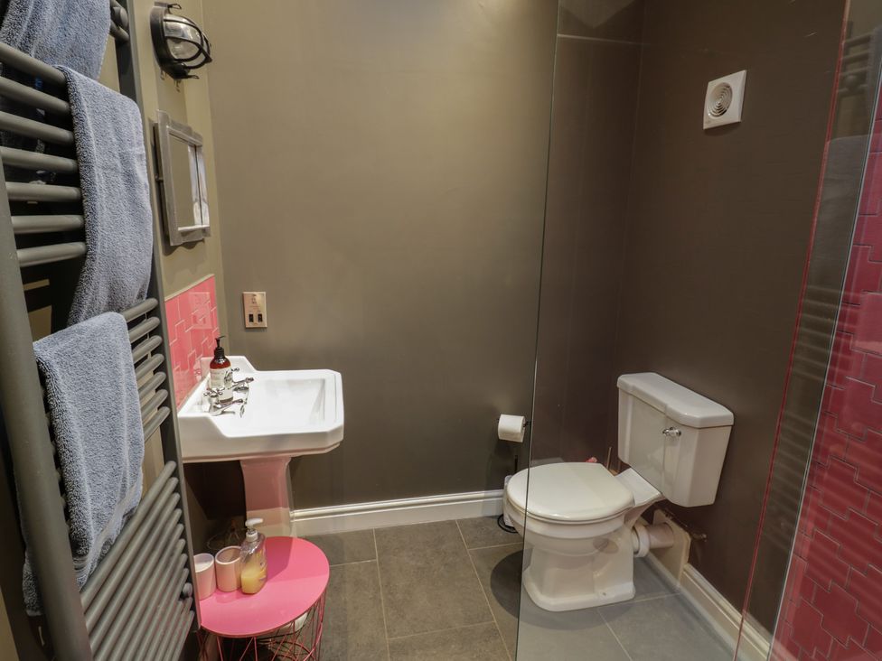 A bathroom with a sink and toilet at Otter's Rest in Droitwich