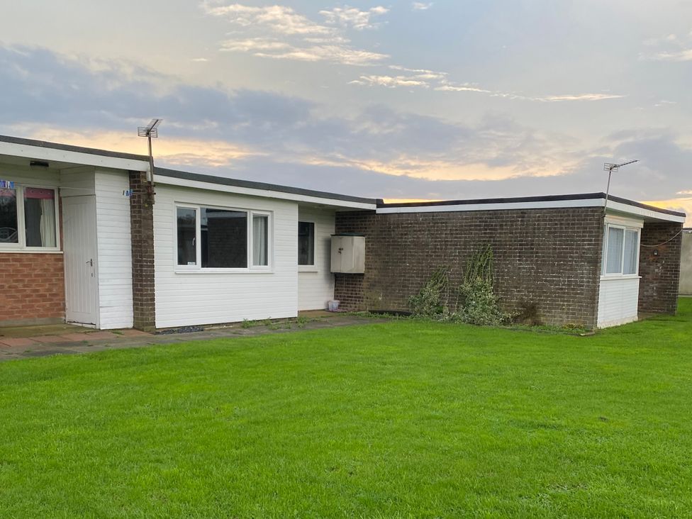 A house with grass lawn at Chalet 333 in California, Norfolk