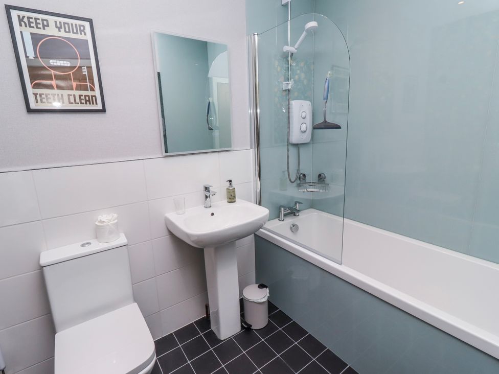A bathroom with a sink and bathtub at Amber Rose in Berwick-Upon-Tweed