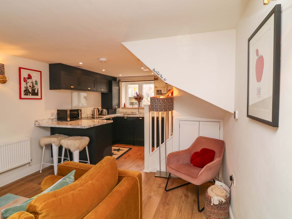 A living room with a kitchen area at Jolly Cottage in Derby