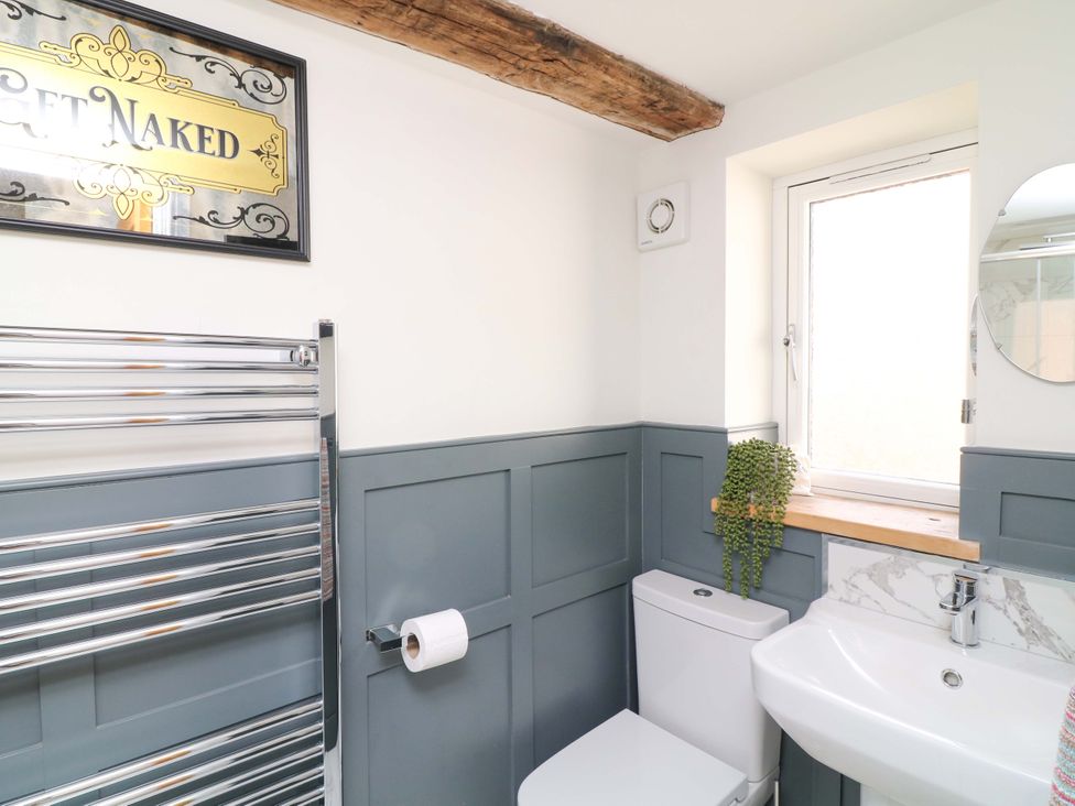 A bathroom with a sink and toilet at Jolly Cottage Derby