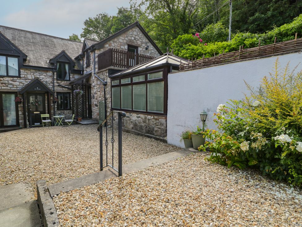 An outdoor area with gravel path and plants at Ivy Cottage in Abergele