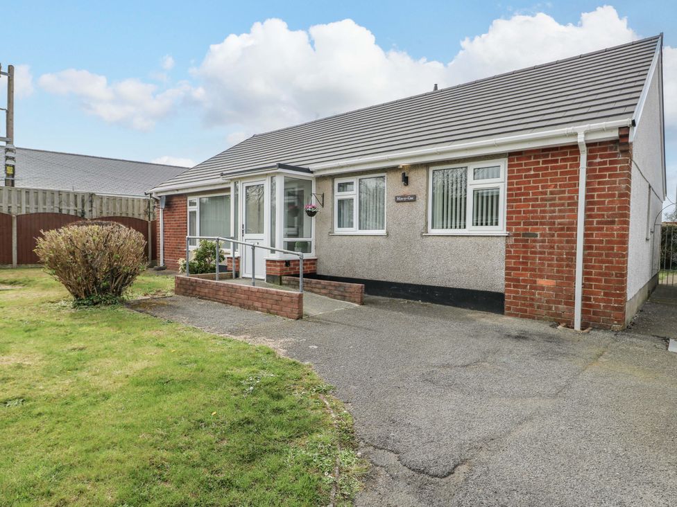 A house with a front yard at Min Y Cae