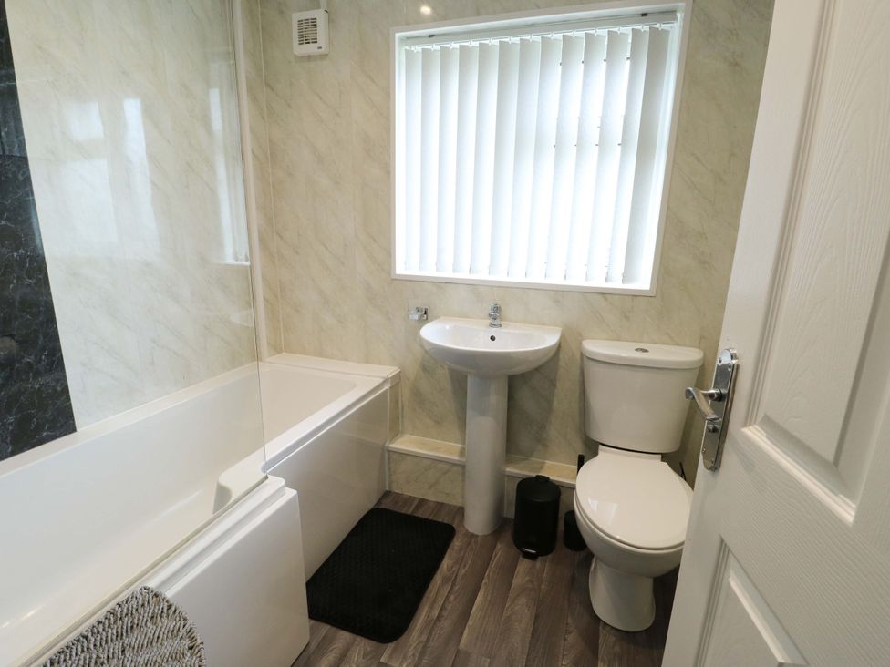 A bathroom with a bathtub, sink, and toilet at Min Y Cae 