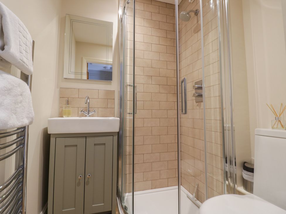 A bathroom with a shower, sink, and toilet at Tea Tree Cottage in Chipping Campden