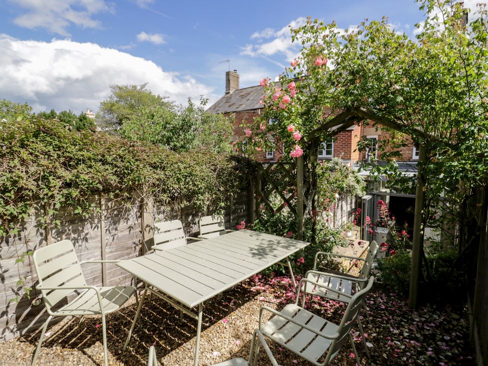 A garden with a table and chairs at Tea Tree Cottage in Chipping Campden