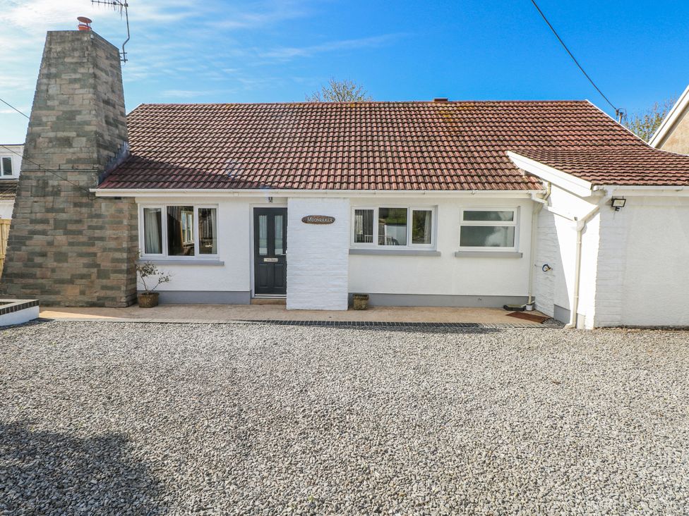 A house with a chimney and gravel driveway at Moonraker in Saundersfoot